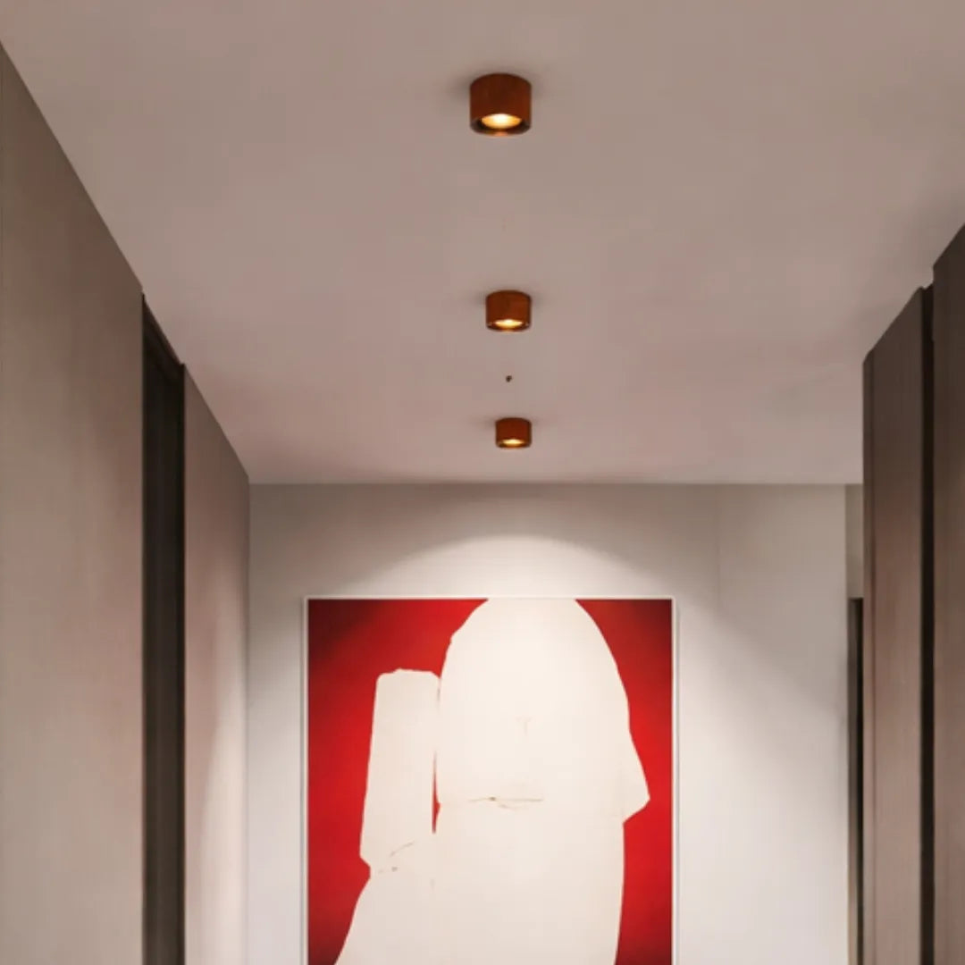 Plafons em perspectiva em corredor estilo galeria com quadro vermelho — Luminária Plafon LED ultrafino rotativo Nivor — Tonzi