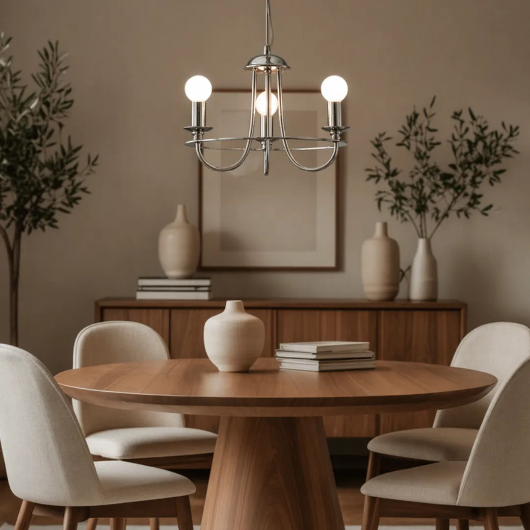 Lustre pendente cromado aceso sobre mesa redonda de madeira em sala de jantar rústica com buffet e plantas — Lustre Pendente Vela Rústico Industrial 3 Luzes Brant — Tonzi