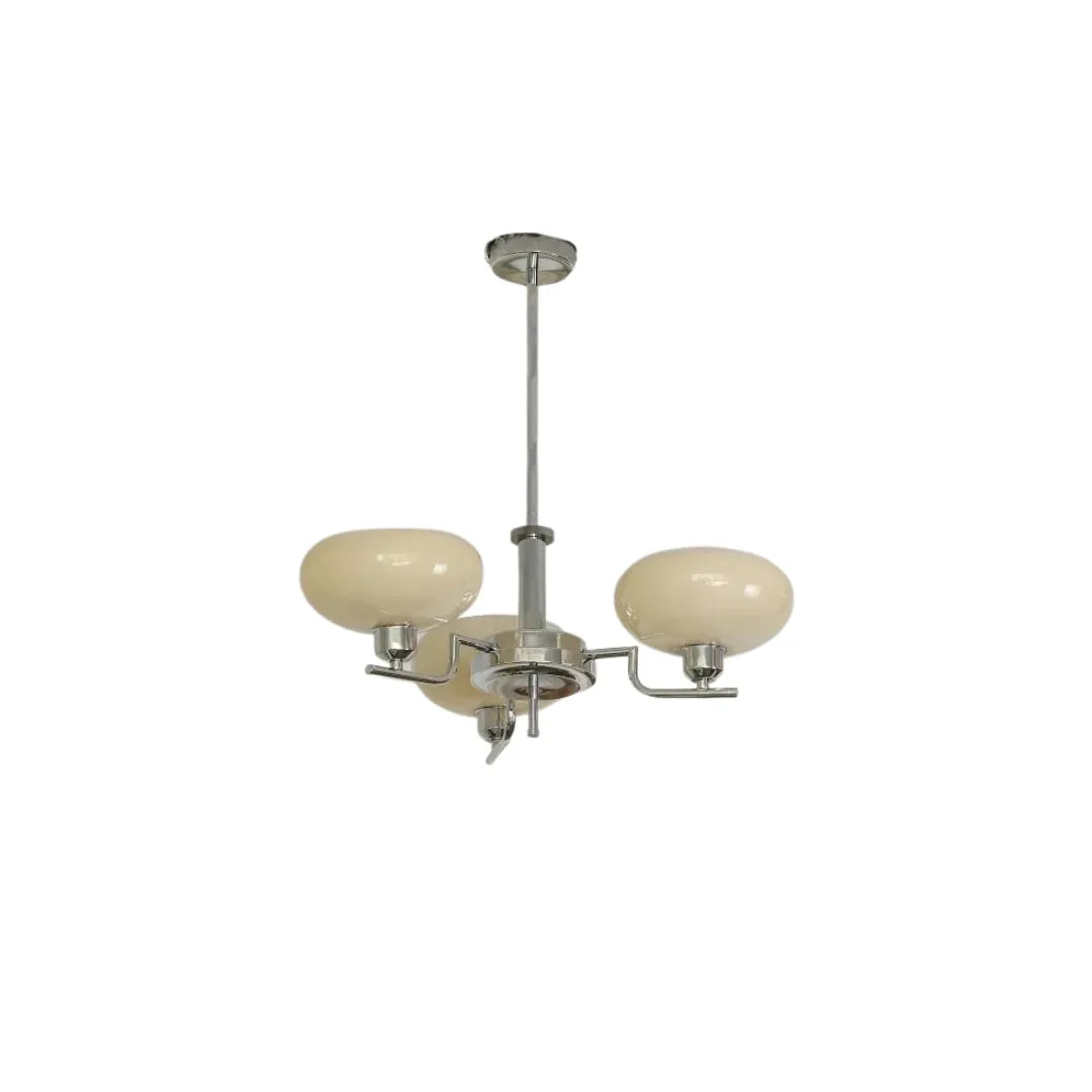 Vista frontal do lustre Astro com três cabeças de vidro em fundo branco — Lustre Pendente Astro — Tonzi