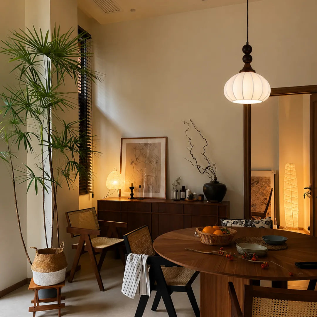 Lustre pendente em tecido sobre mesa de jantar redonda em sala wabi sabi com planta e iluminação aconchegante — Lustre Pendente Nórdico Tecido Madeira Moderno — Tonzi