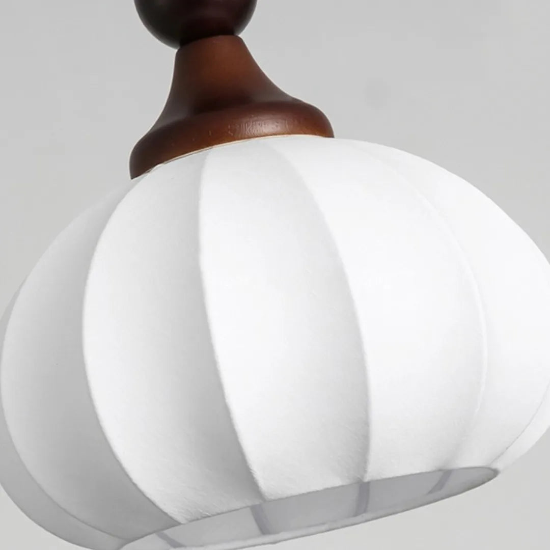 Detalhe do lustre pendente em tecido branco com cúpula formato abóbora e cabeçote em madeira — Lustre Pendente Nórdico Tecido Madeira Moderno — Tonzi
