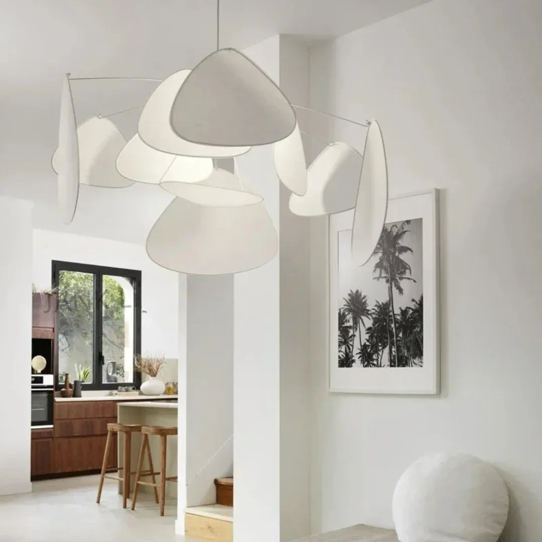 Lustre Flora visto de baixo destacando o desenho radial das pétalas em tecido — Lustre Pendente Tecido Branco Artístico Designer Flora — Tonzi