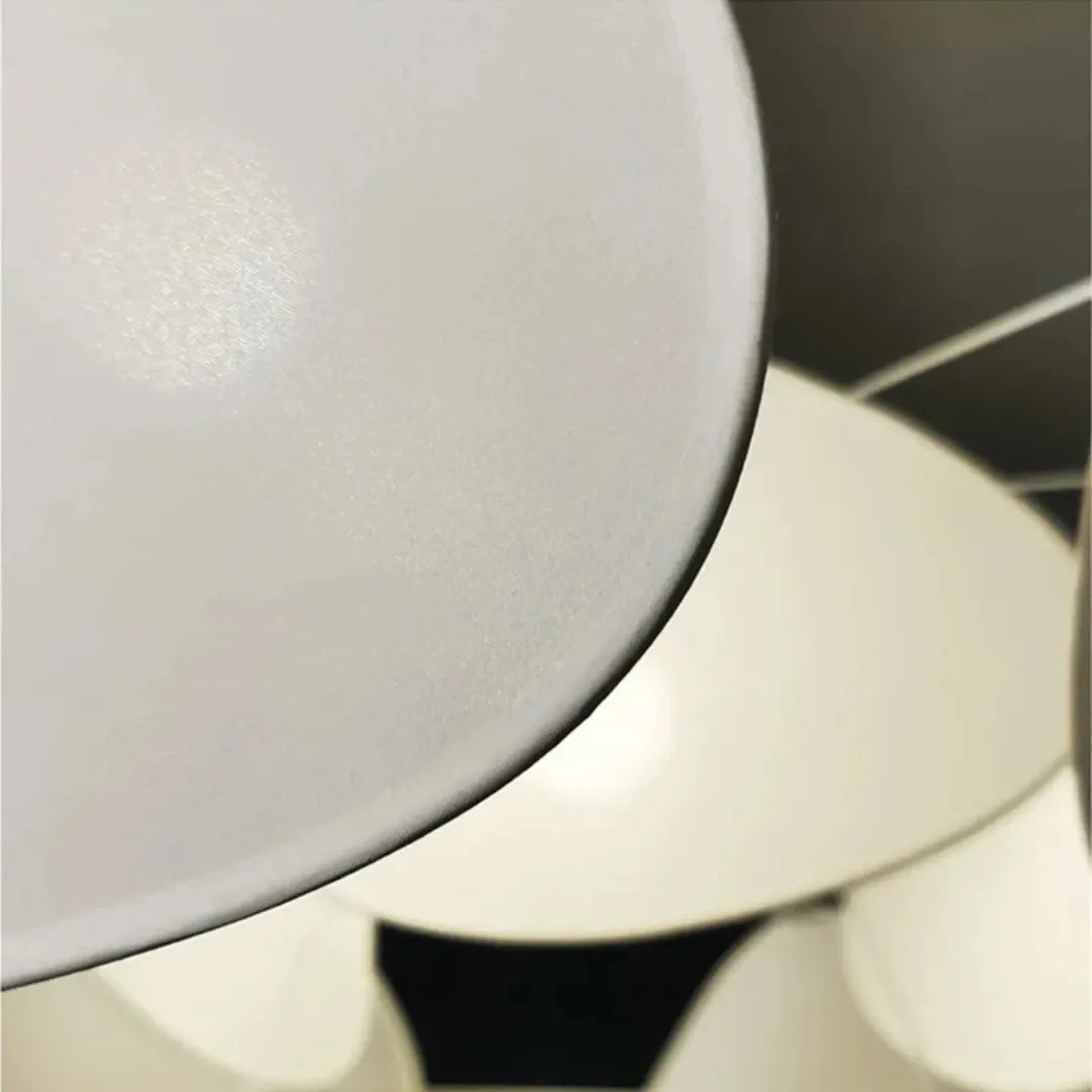 Lustre Flora aceso em sala de jantar criando atmosfera acolhedora com luz quente — Lustre Pendente Tecido Branco Artístico Designer Flora — Tonzi