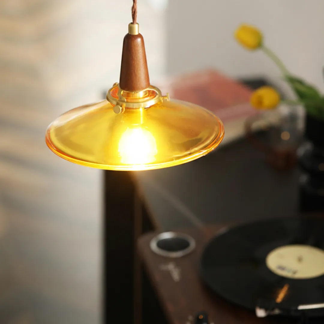Detalhe da cúpula em vidro e base em cobre banhado dourado do pendente Auren — Tonzi