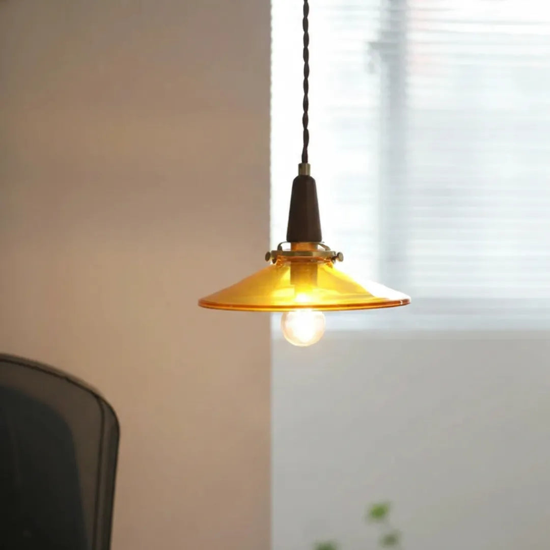 Luminária pendente Auren em ambiente nórdico retrô com luz quente — Tonzi