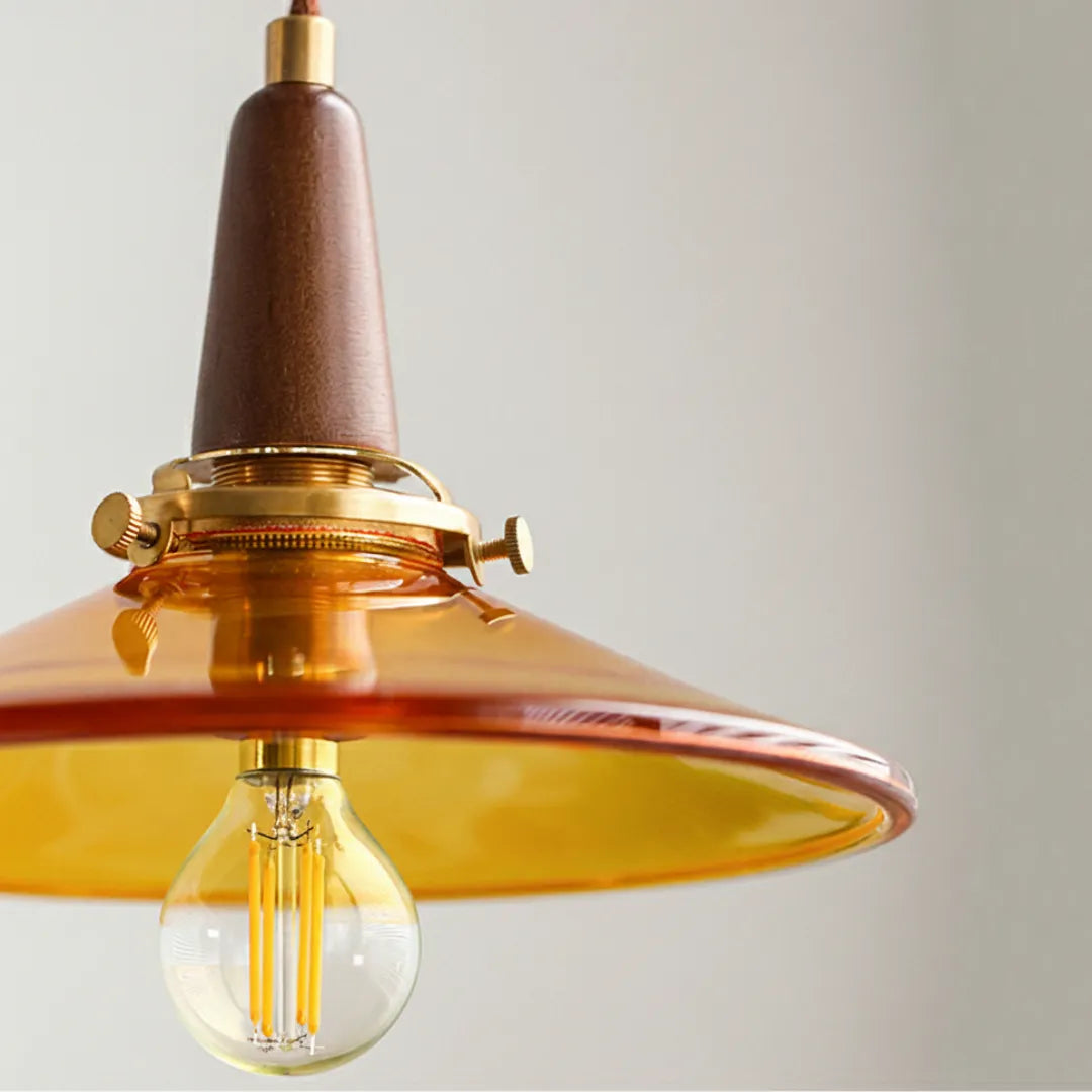 Conjunto de pendentes Auren sobre balcão de cozinha contemporânea — Tonzi