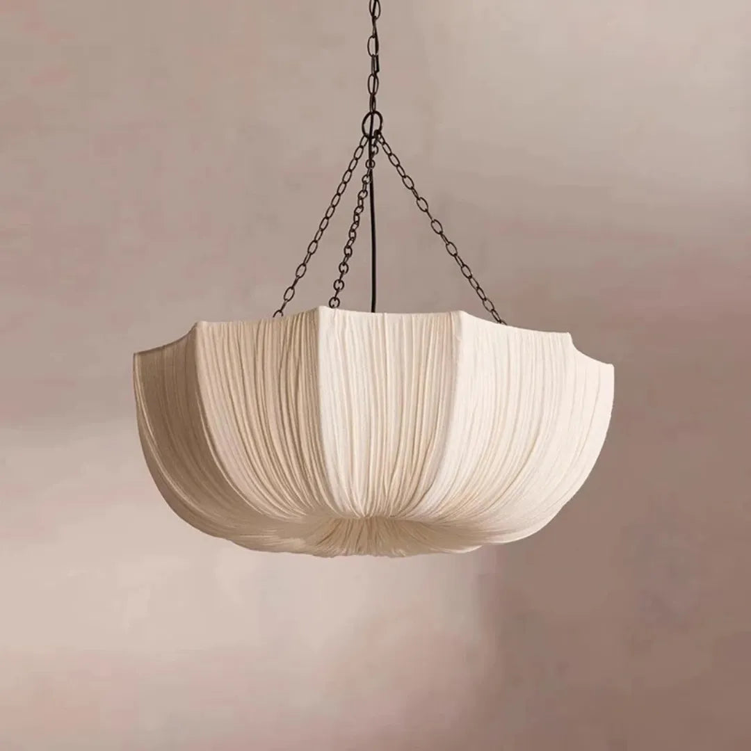 Conjunto de pendentes Wabi Sabi sobre balcão de restaurante intimista — Tonzi