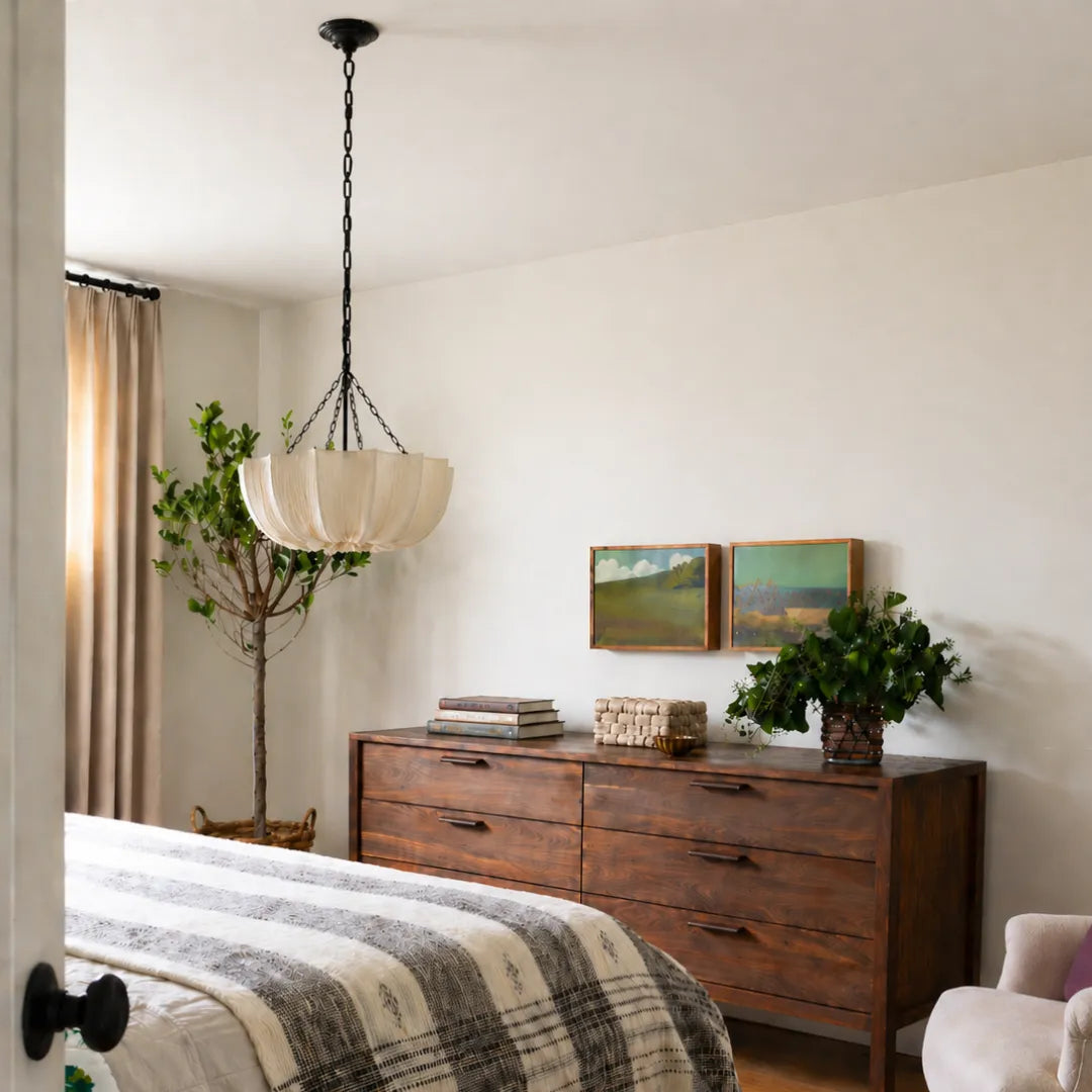 Pendente Wabi Sabi aceso com luz quente difusa em quarto sofisticado — Tonzi