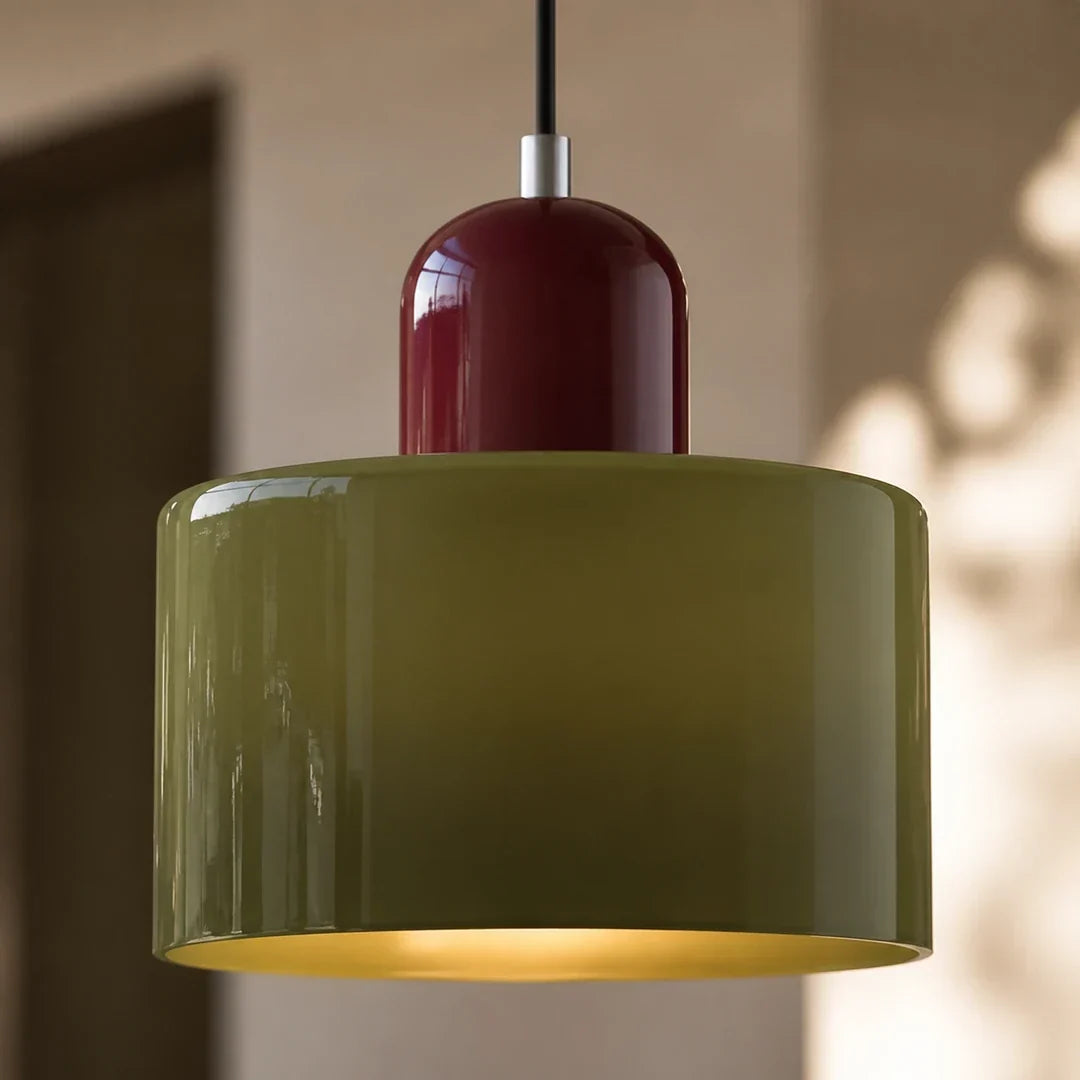 Detalhe do vidro e acabamento da luminária pendente Croma verde oliva e vinho