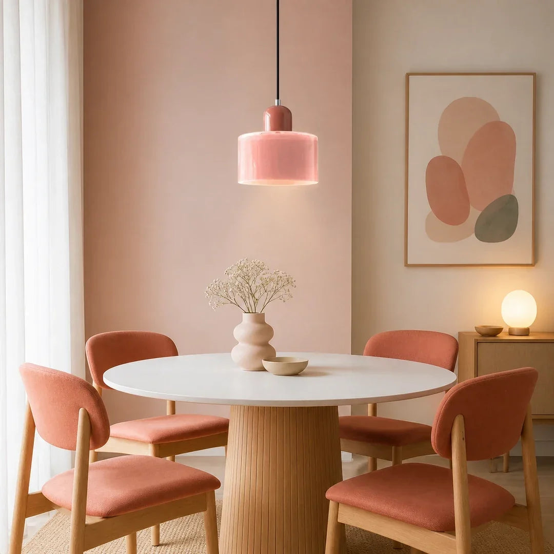 Luminária pendente Croma rosa e coral instalada em ambiente decorado