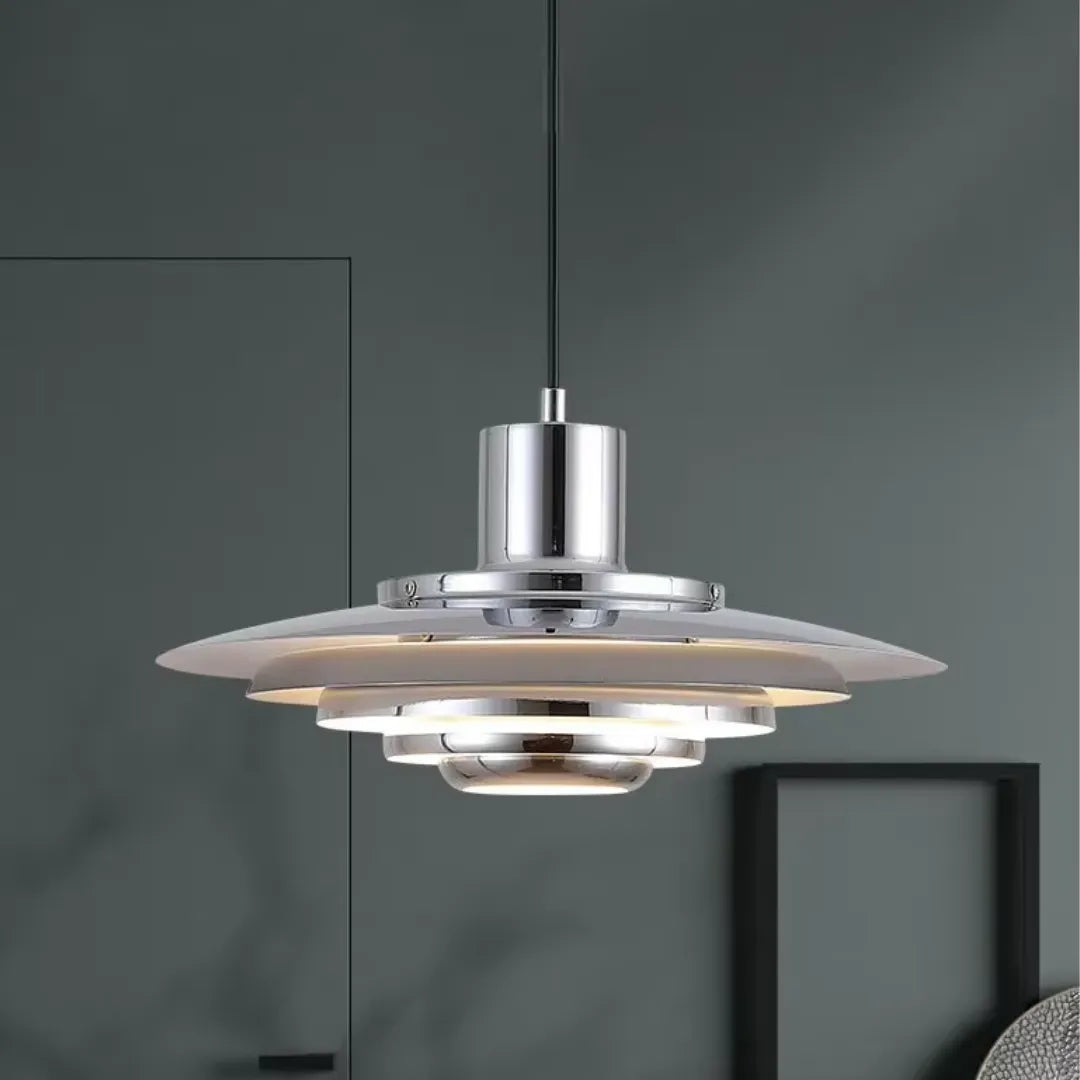 Vista lateral do pendente Elven com linhas finas em metal — Tonzi