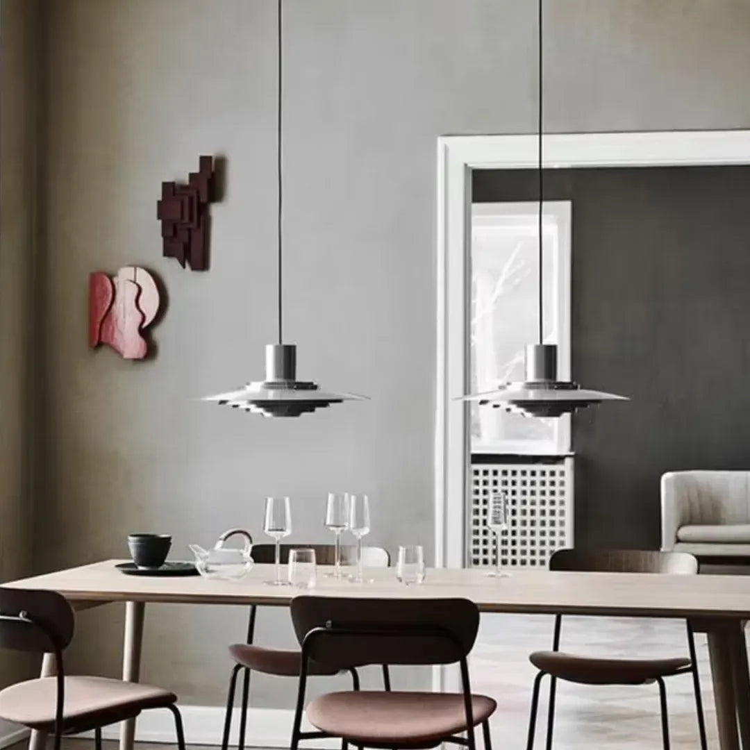 Pendente Elven aceso em quarto contemporâneo com luz quente — Tonzi