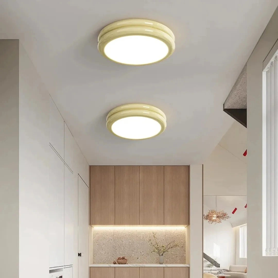 Plafon Acro Amarelo instalado em ambiente contemporâneo — Plafon Moderno Minimalista em Acrílico Acro Amarelo — Tonzi