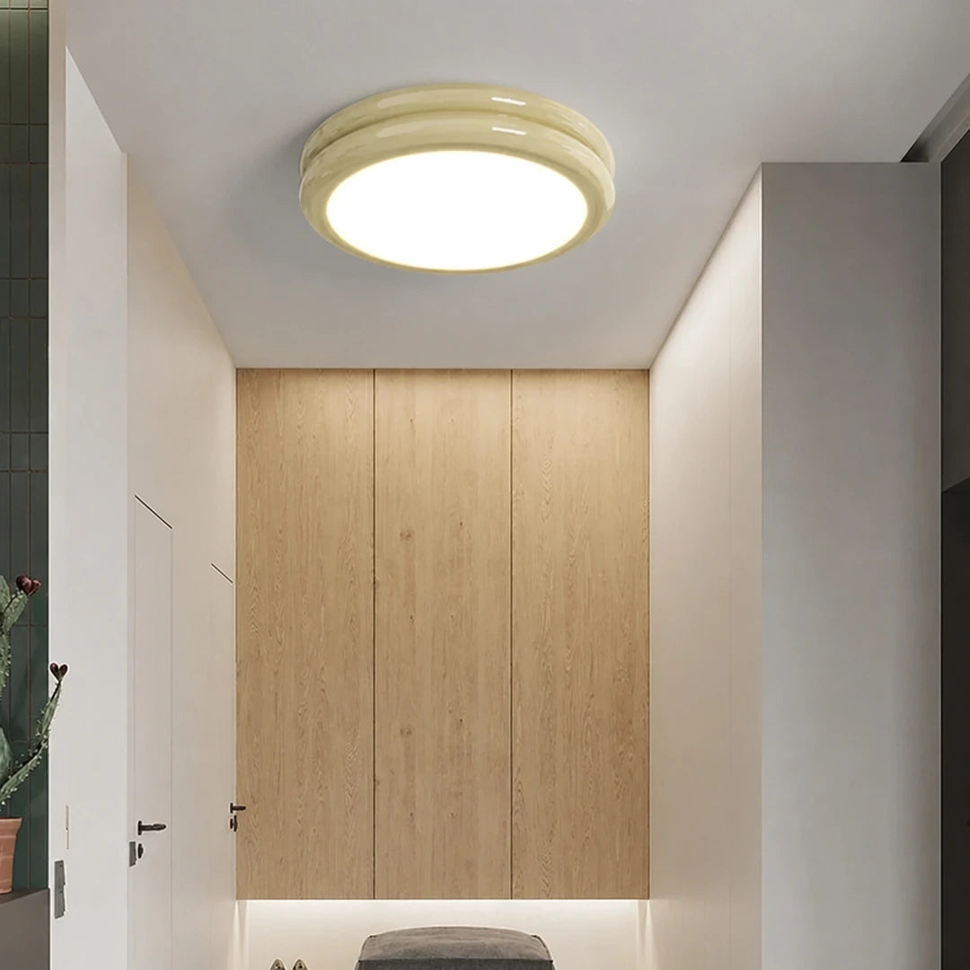 Plafon Acro Amarelo iluminando ambiente minimalista — Plafon Moderno Minimalista em Acrílico Acro Amarelo — Tonzi