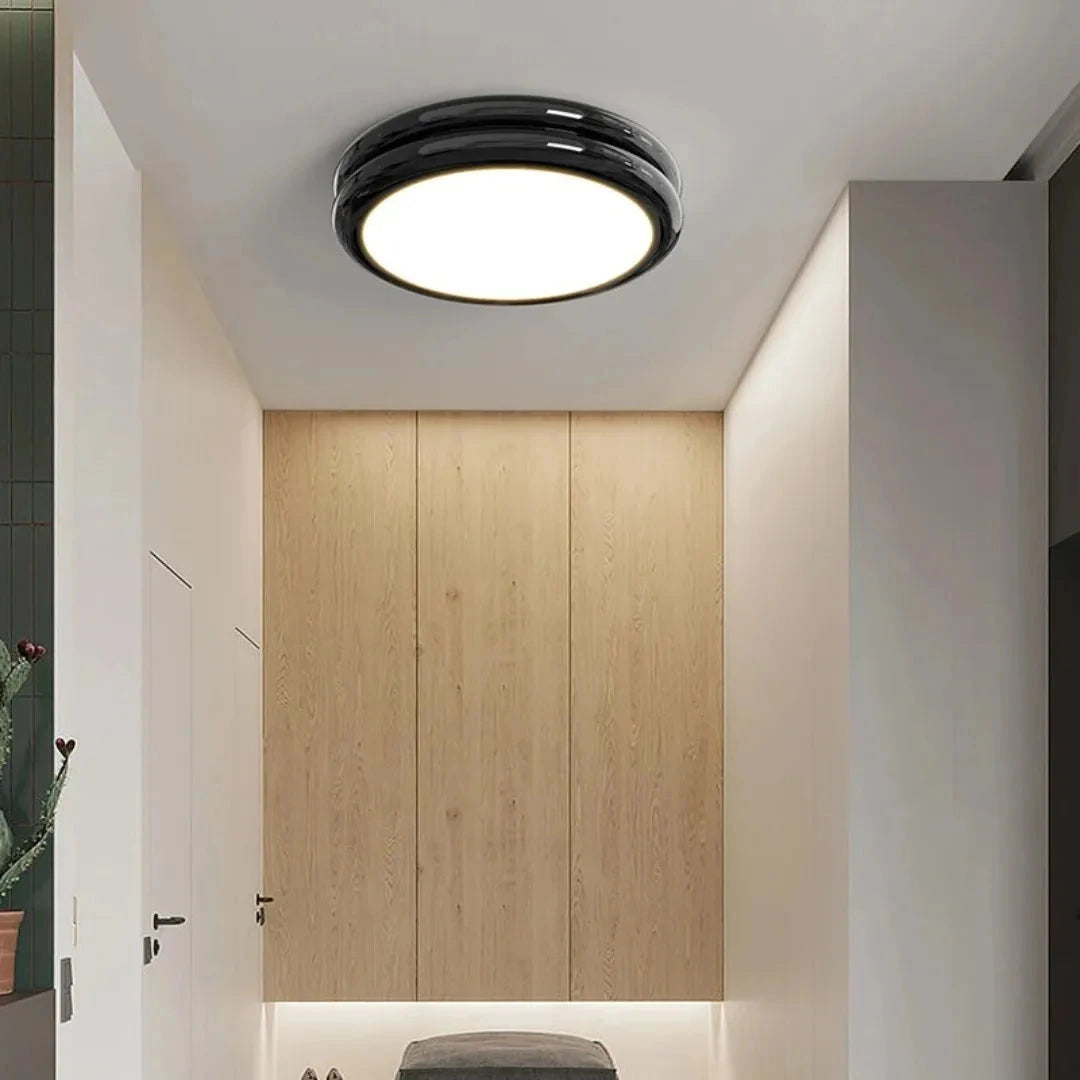 Plafon Acro Preto instalado em ambiente contemporâneo — Plafon Moderno Minimalista em Acrílico Acro Preto — Tonzi