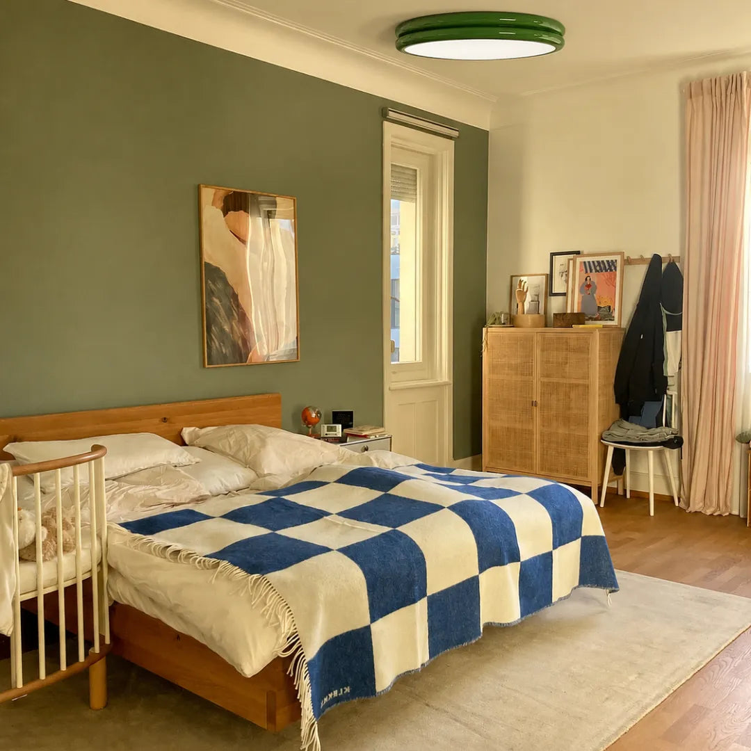 Plafon Nuvia verde aceso em sala de estar contemporânea destacando a cúpula dupla — Plafon lustre duplo LED Art Déco verde Nuvia — Tonzi