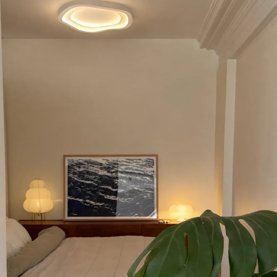 Plafon Vireo branco aceso sobre mesa de jantar em ambiente de alto padrão — Plafon lustre LED branco Art Déco redondo Vireo — Tonzi