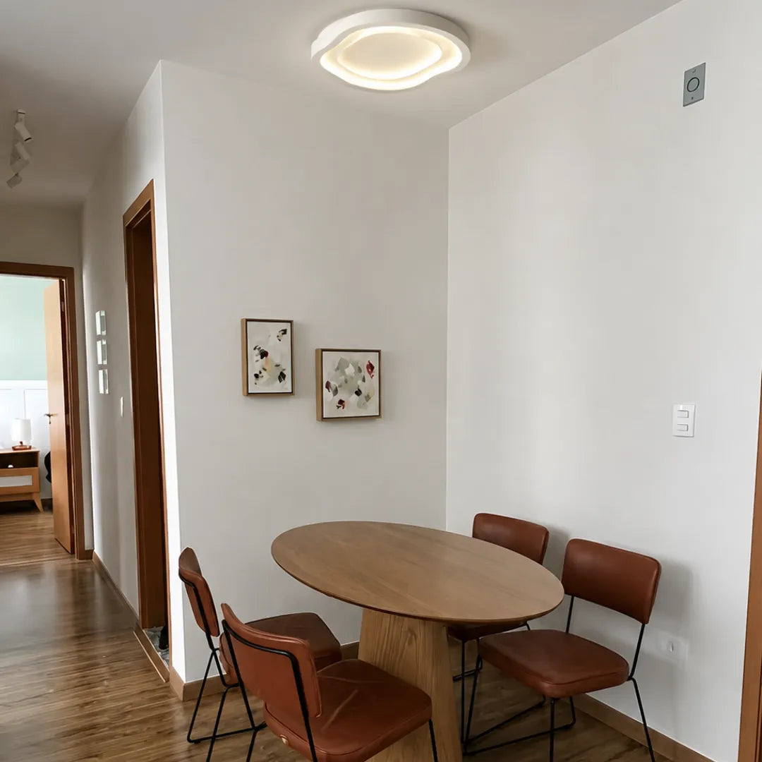 Detalhe do plafon Vireo destacando o anel de luz LED e o acabamento branco fosco — Plafon lustre LED branco Art Déco redondo Vireo — Tonzi