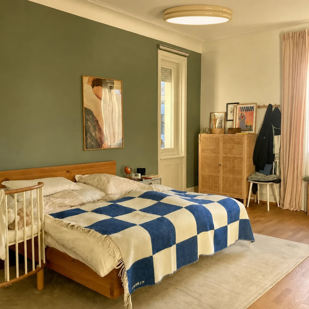 Plafon Nuvia bege instalado em quarto contemporâneo — Plafon lustre duplo LED Art Déco bege Nuvia — Tonzi
