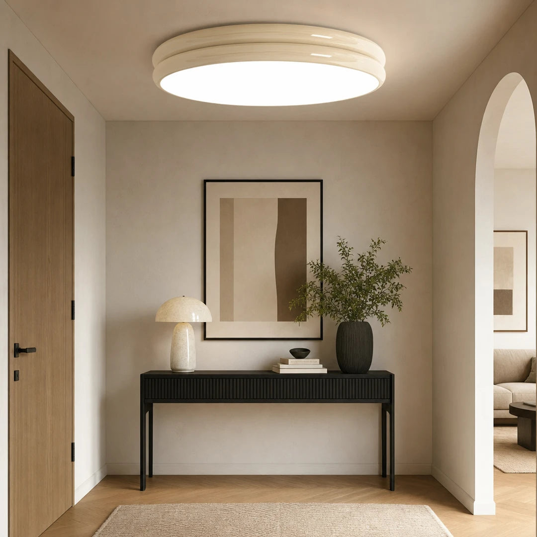 Plafon Nuvia creme em hall de entrada elegante com aparador — Plafon lustre duplo LED Art Déco creme Nuvia — Tonzi