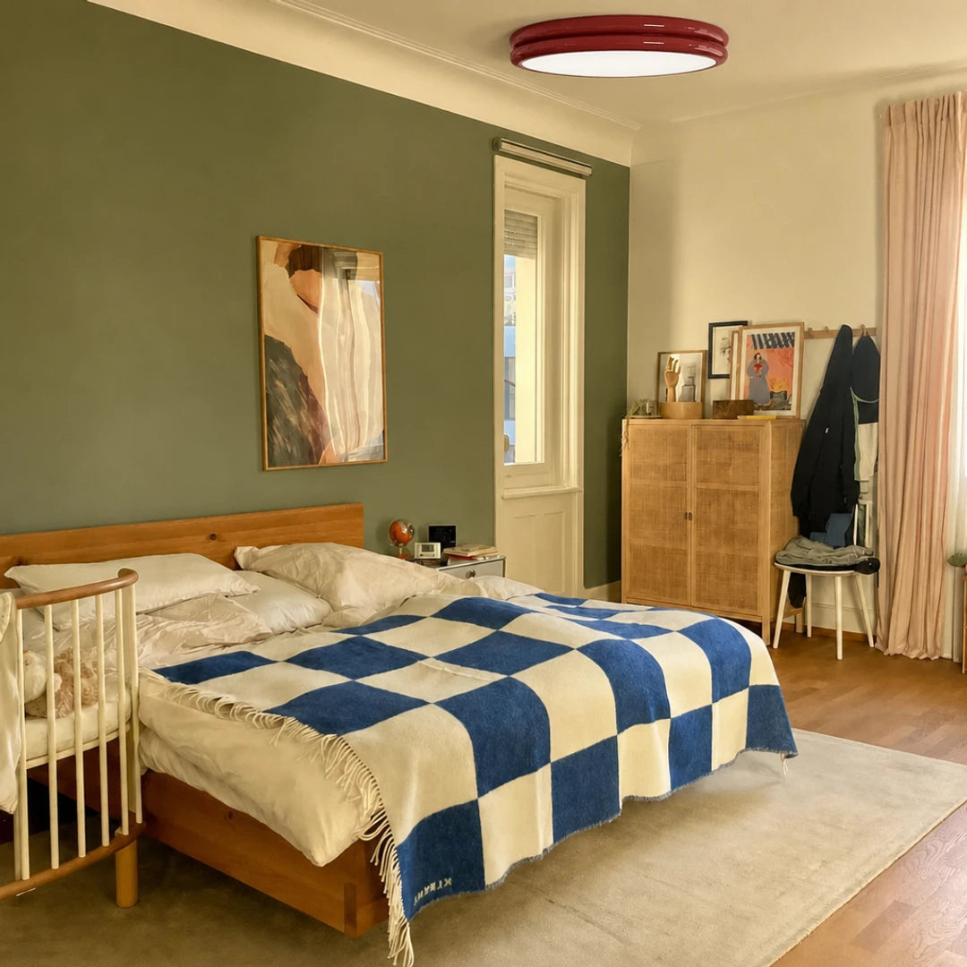 Plafon Nuvia vermelho instalado em quarto contemporâneo — Plafon lustre duplo LED Art Déco vermelho Nuvia — Tonzi