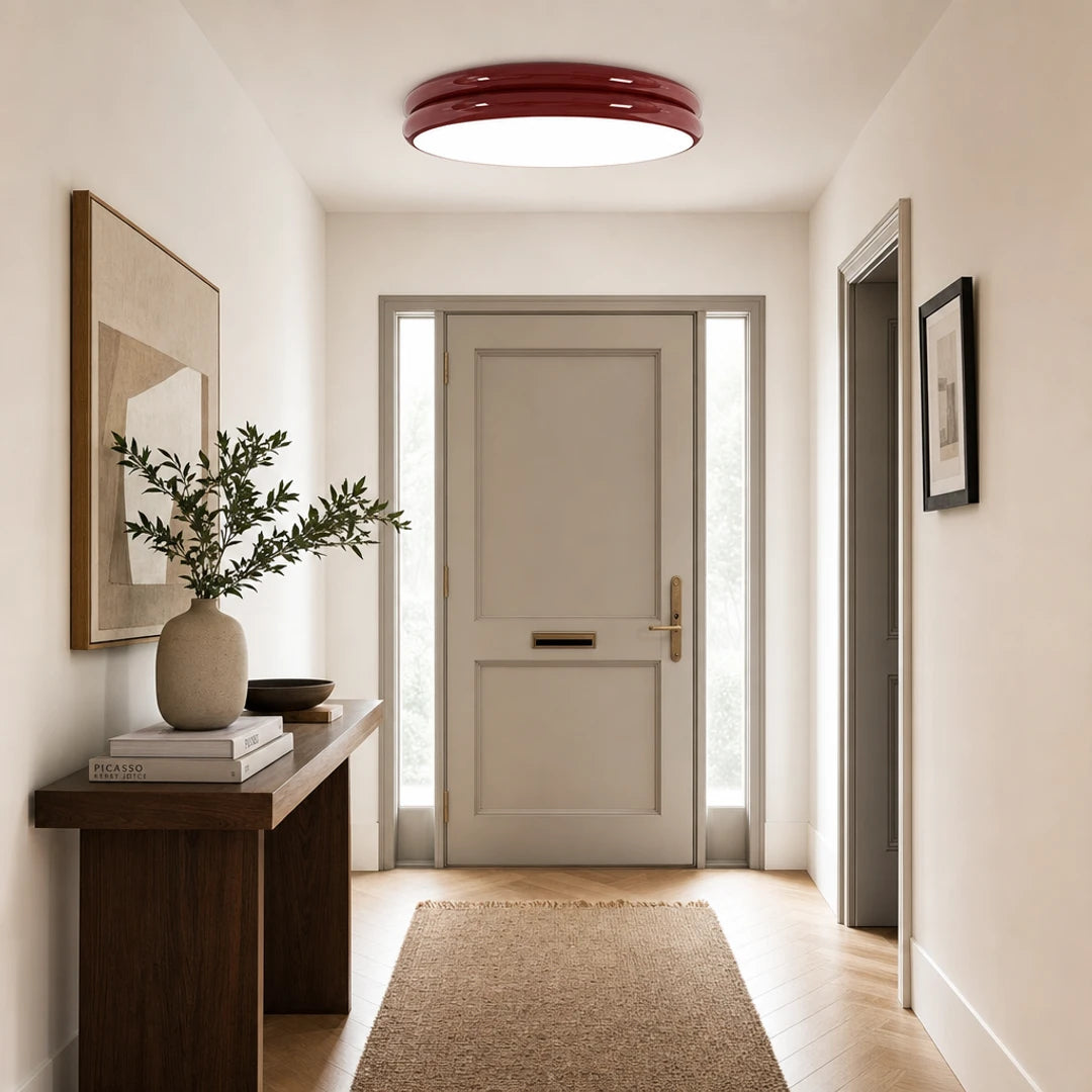 Plafon Nuvia vermelho em hall de entrada elegante com aparador — Plafon lustre duplo LED Art Déco vermelho Nuvia — Tonzi