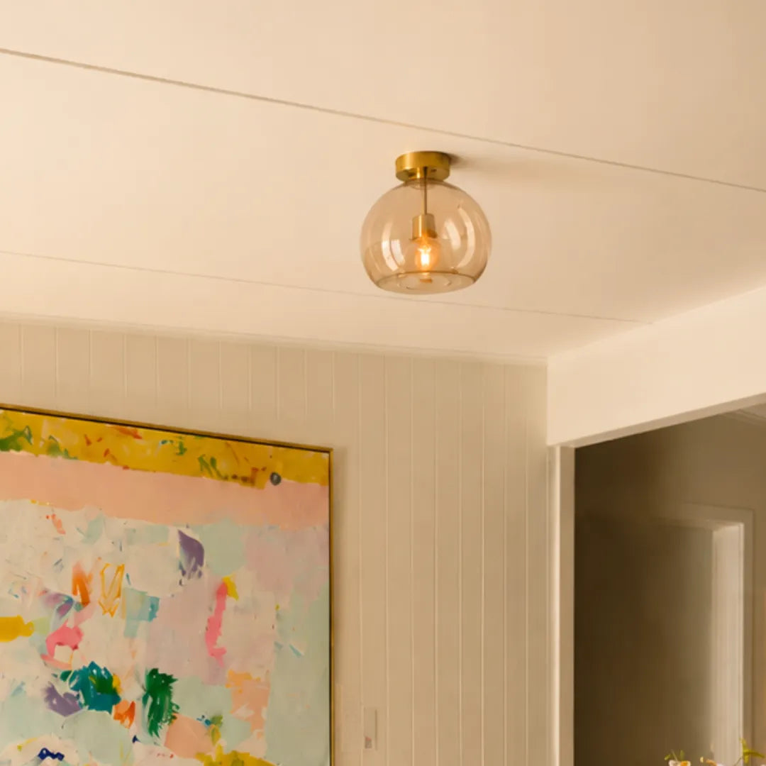 Plafon Hygge aceso em corredor noturno emanando luz quente acolhedora — Plafon Vidro Cognac Nórdico LED Minimalista Hygge — Tonzi