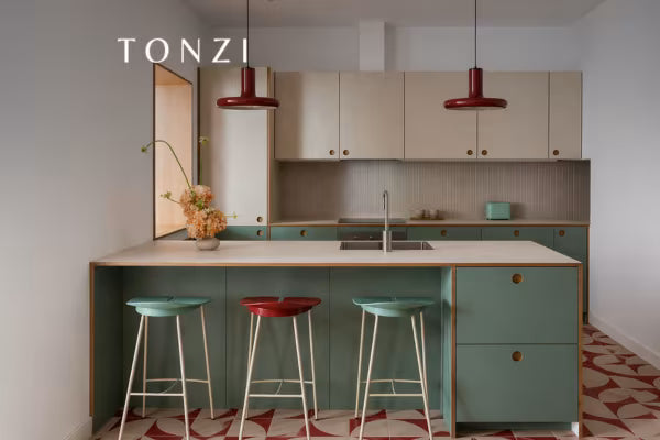 Iluminação cozinha moderna em cozinha minimalista com balcão verde e cadeiras coloridas.