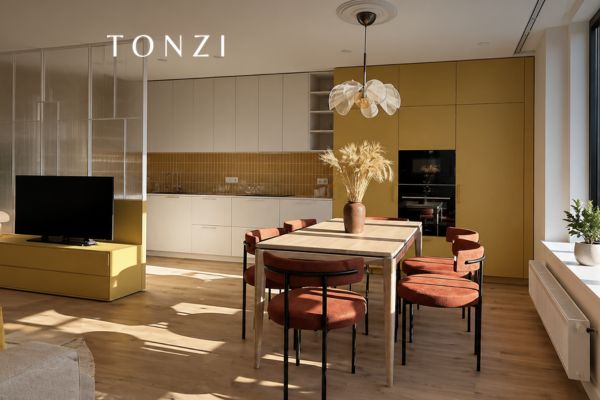 Iluminação sala de jantar moderna com mesa, cadeiras e decoração elegante no ambiente Tonzi.