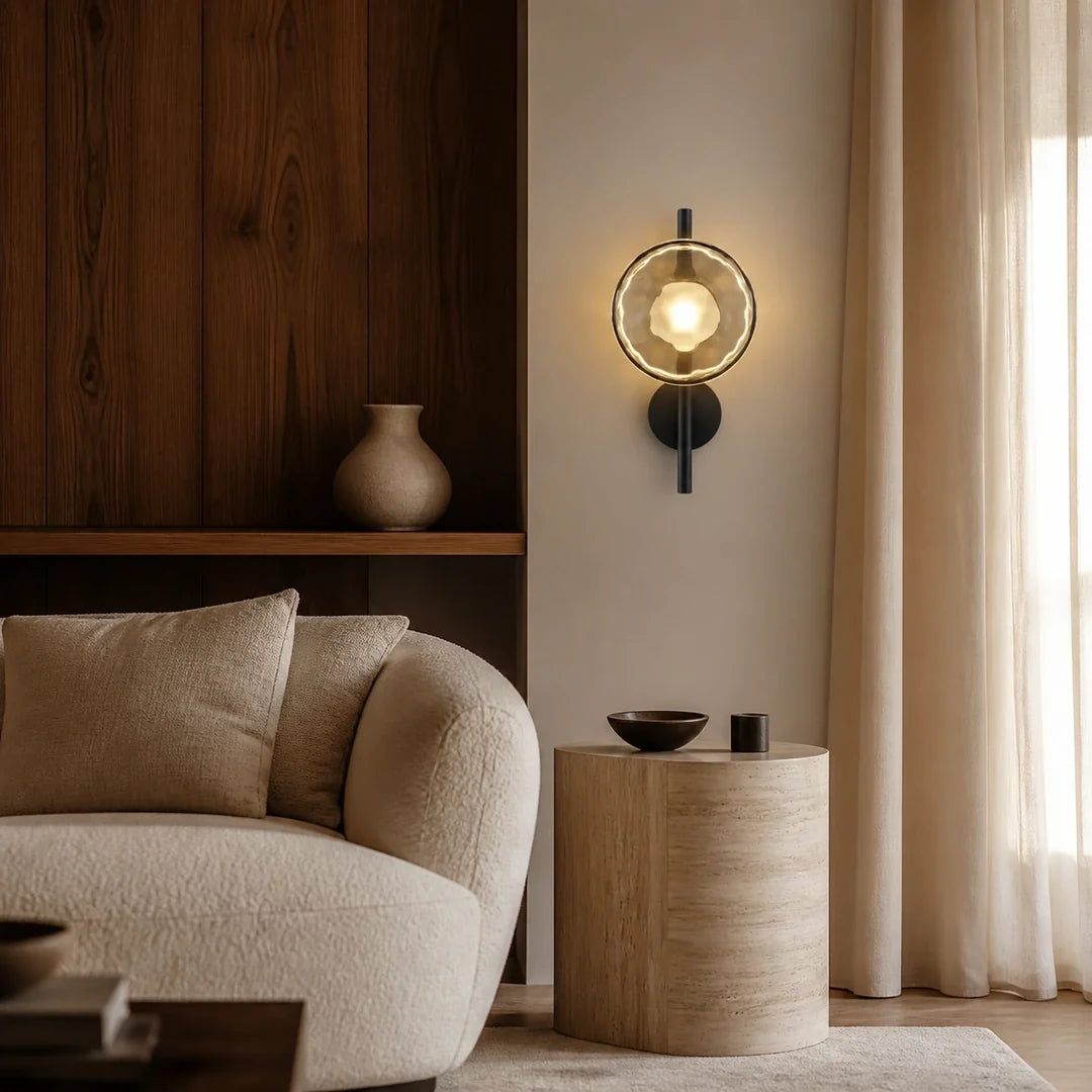 Arandela Nácar iluminando sala contemporânea — Tonzi
