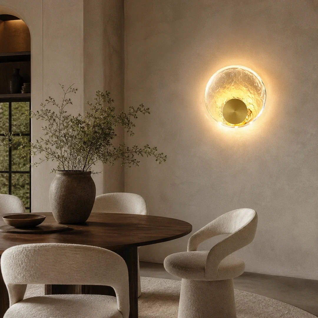 Arandela Orbe iluminando ambiente sofisticado — Tonzi