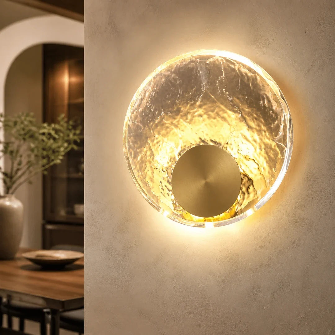 Detalhe do cristal martelado da arandela Orbe — Tonzi