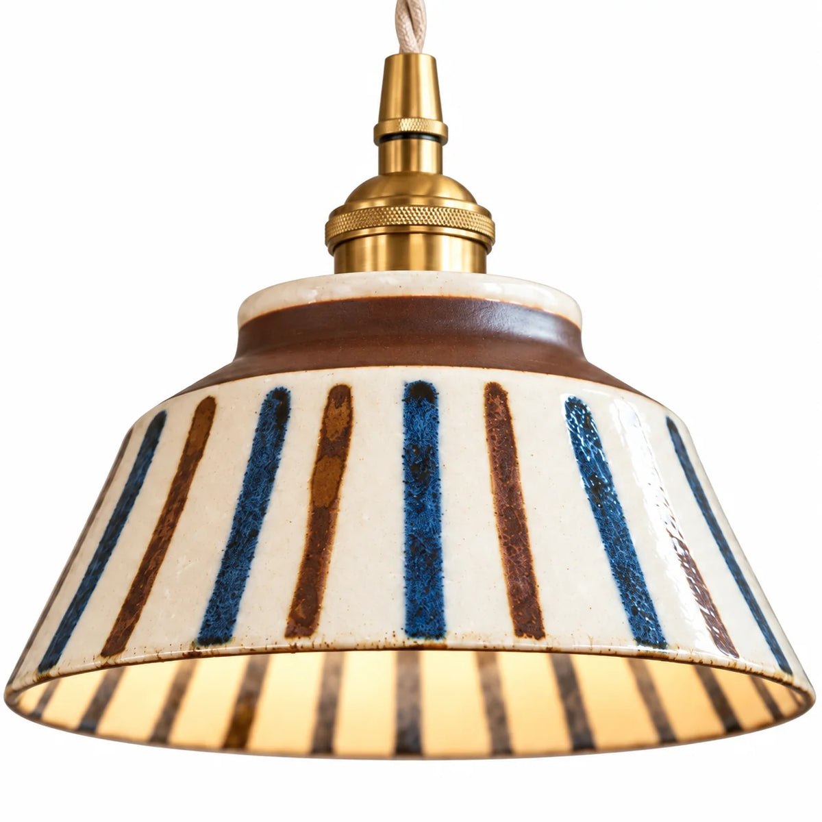 Detalhe da cúpula de cerâmica listrada da luminária pendente Kaze