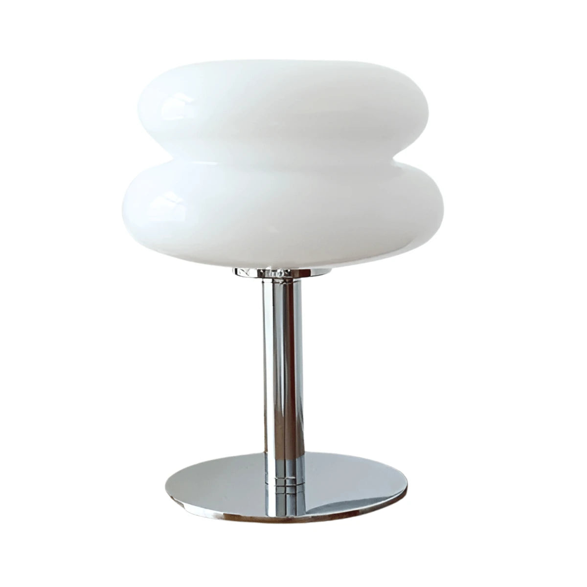 Abajur de mesa LED Tonzi versão branco sobre criado-mudo com lençol cru e parede neutra
