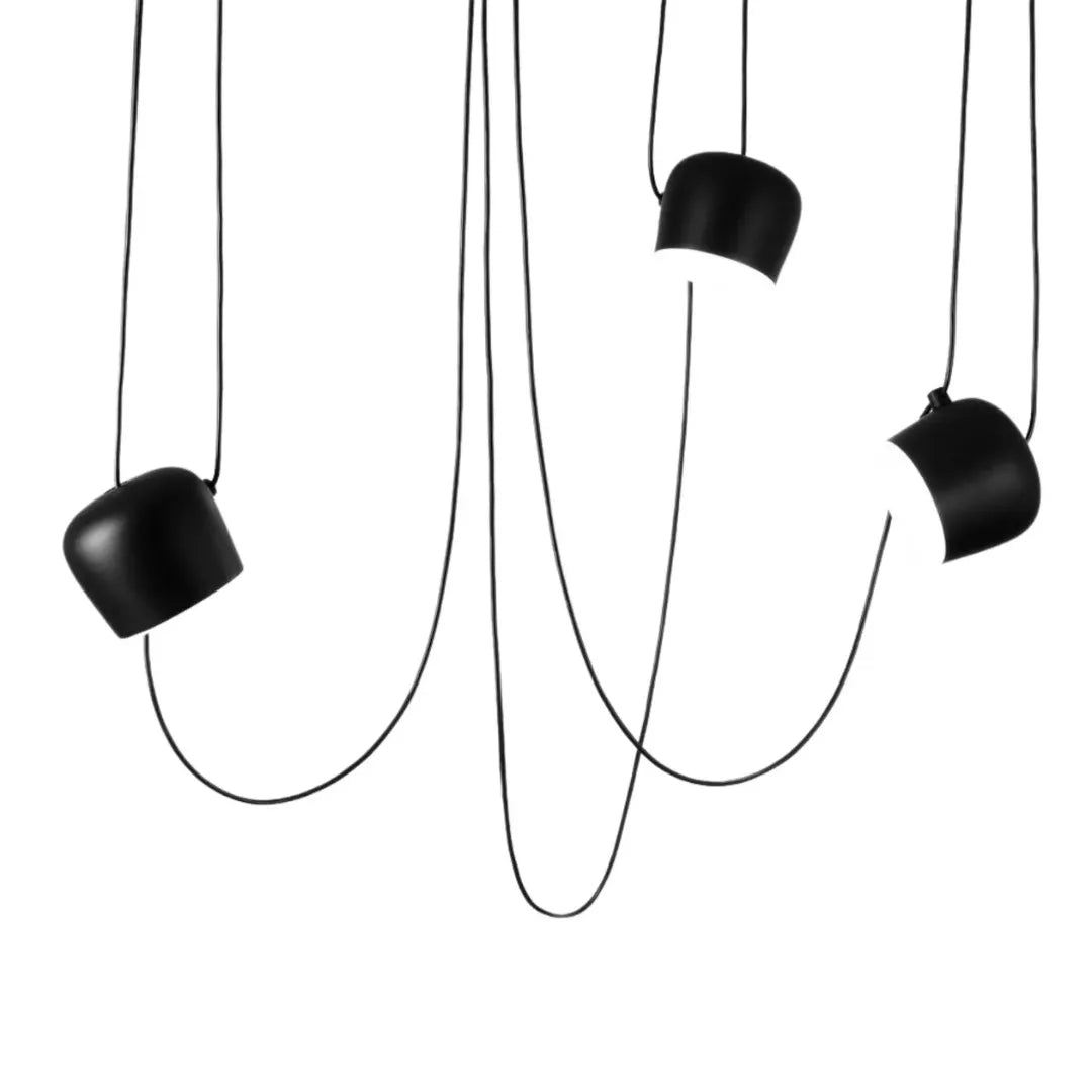 Luminária pendente em alumínio escovado com 3 cúpulas sobre mesa de jantar — Pendente Alumínio 3 Cúpulas Ø24cm — Tonzi