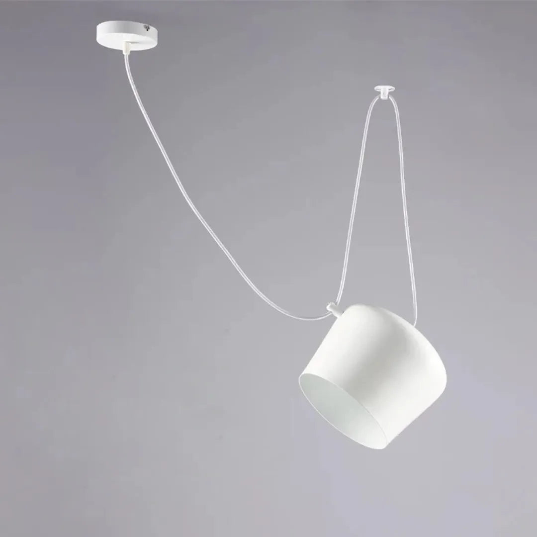Pendente em alumínio escovado Ø24cm sobre sala de jantar contemporânea — Pendente Alumínio Ø24cm — Tonzi
