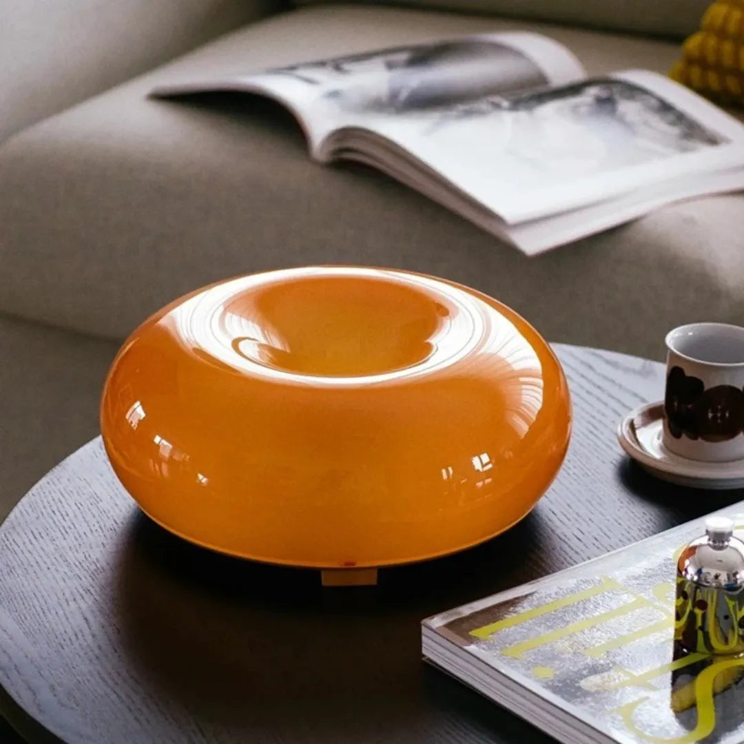 Arandela donut em close sobre mesa de centro com revista e xícara — Arandela de Parede LED Vidro Donut Laranja Touch Tricolor — Tonzi