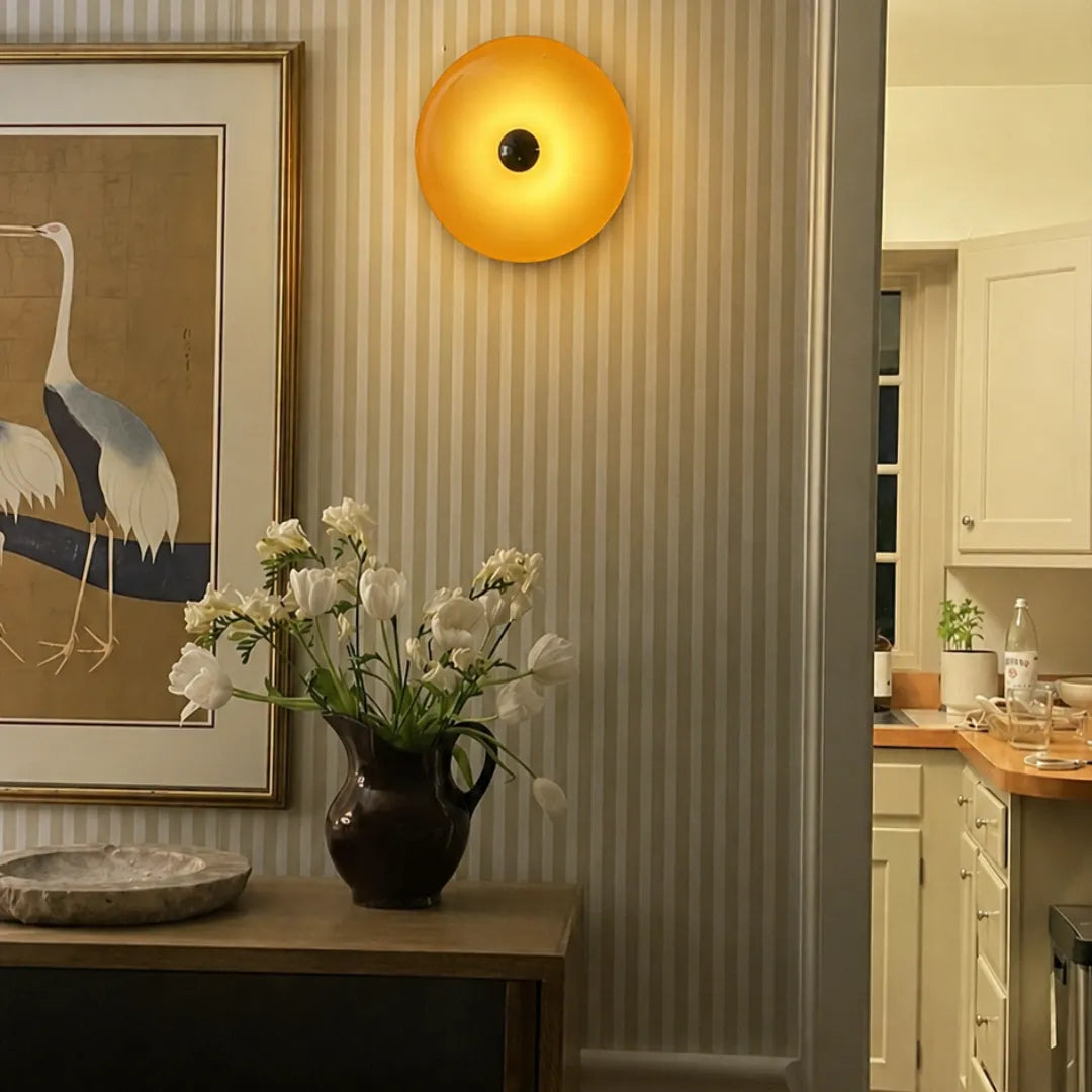 Arandela de parede em vidro laranja donut acesa fotografada em fundo branco — Arandela de Parede LED Vidro Donut Laranja Touch Tricolor — Tonzi