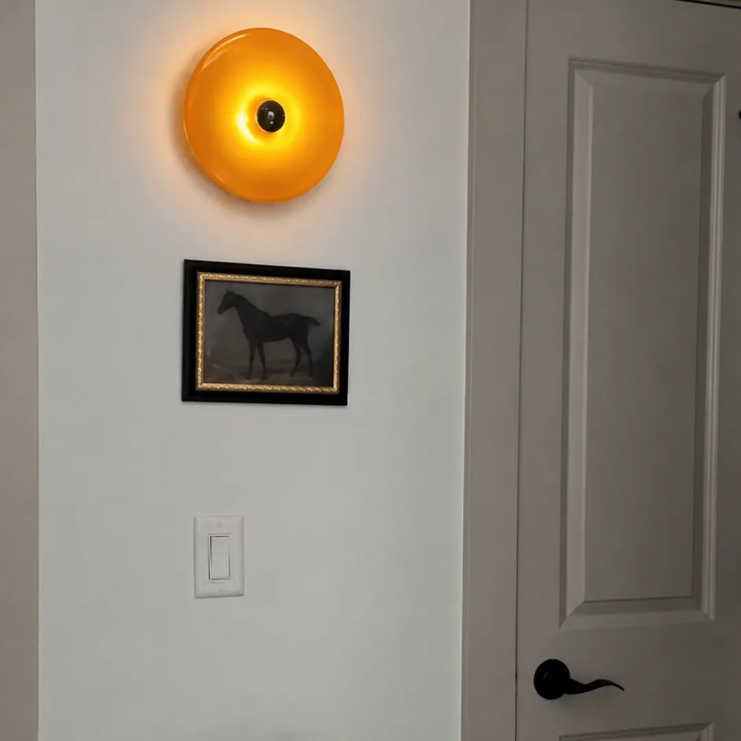 Arandela donut laranja iluminada em parede de hall com quadro decorativo — Arandela de Parede LED Vidro Donut Laranja Touch Tricolor — Tonzi