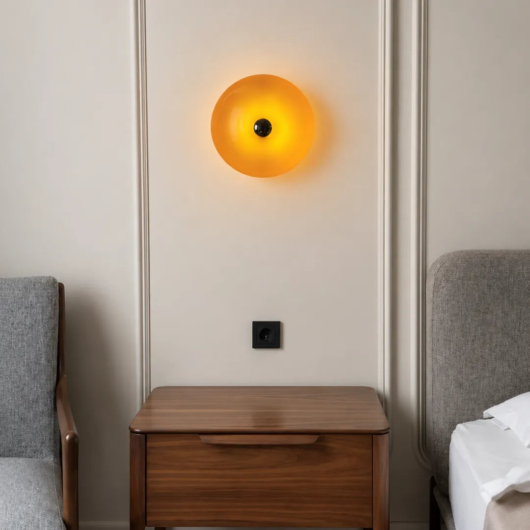 Arandela donut laranja sobre mesa de cabeceira de madeira em quarto contemporâneo — Arandela de Parede LED Vidro Donut Laranja Touch Tricolor — Tonzi
