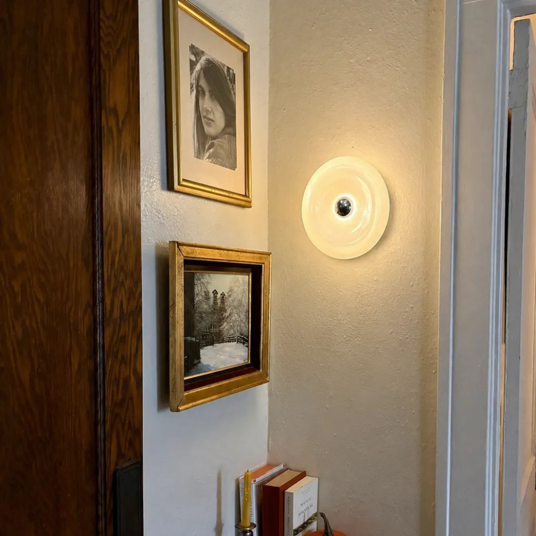 Arandela donut acesa sobre parede com galeria de quadros e livros em decoração vintage — Arandela de Parede LED Vidro Donut Laranja Touch Tricolor — Tonzi