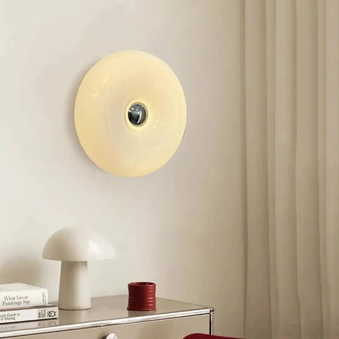 Arandela donut acesa em parede ao lado de luminária cogumelo branca sobre console — Arandela de Parede LED Vidro Donut Laranja Touch Tricolor — Tonzi