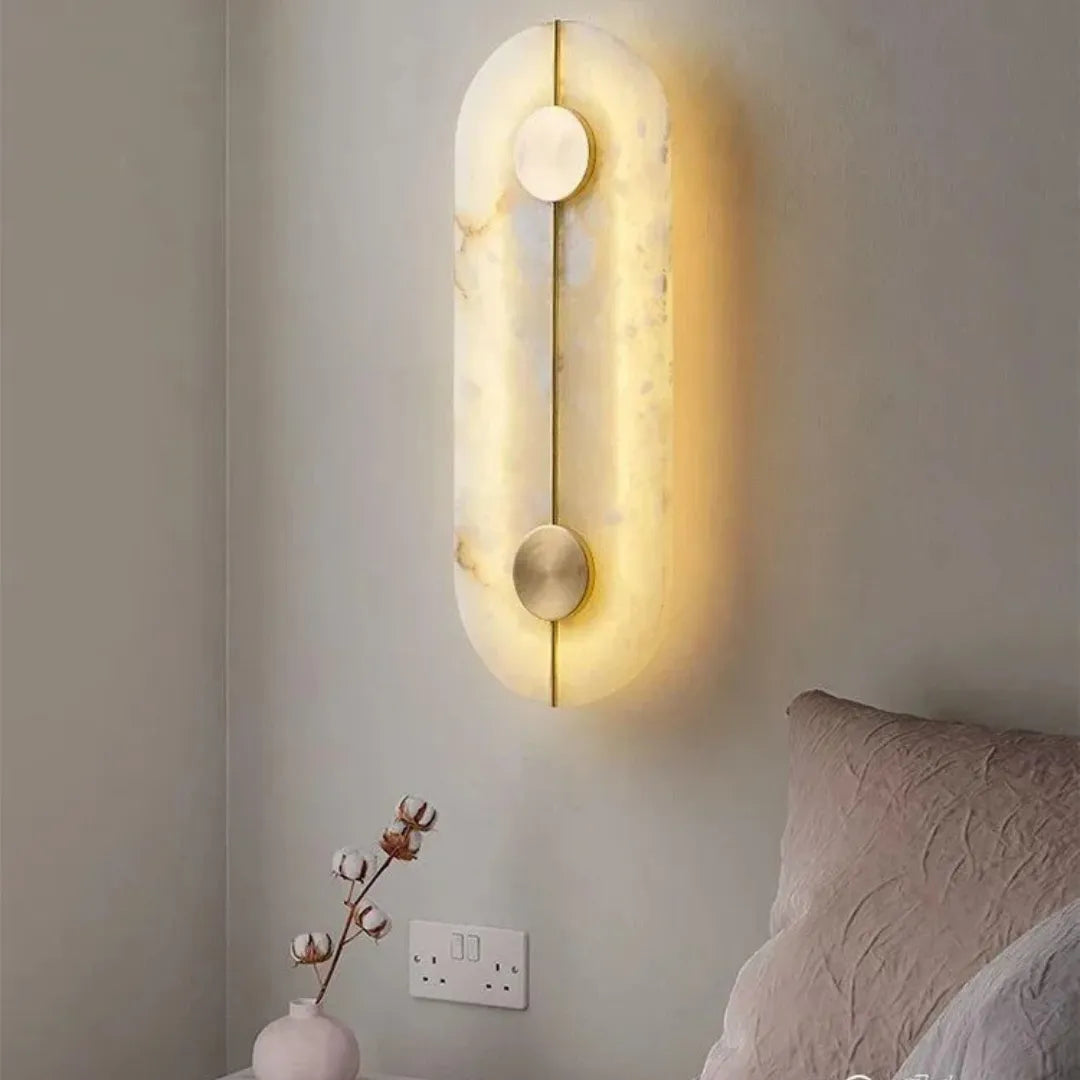 Arandela iluminada acima de cabeceira com vaso decorativo ao fundo, quarto aconchegante com iluminação suave e difusa — Arandela de parede mármore nórdica cobre luxo Alara — Tonzi