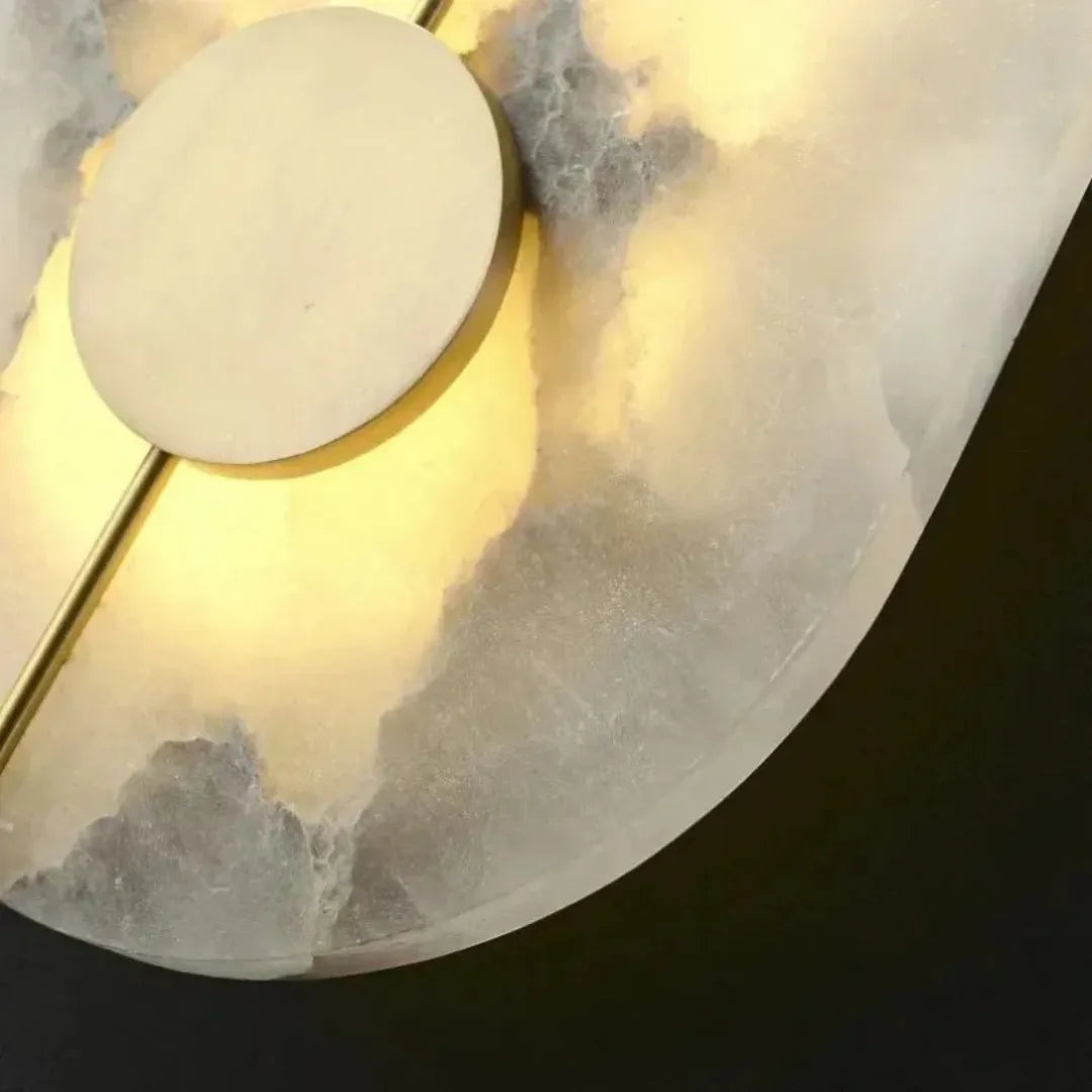 Close-up do disco em mármore alabastro com veios naturais e encaixe em cobre dourado, detalhe da textura iluminada por trás — Arandela de parede mármore nórdica cobre luxo Alara — Tonzi