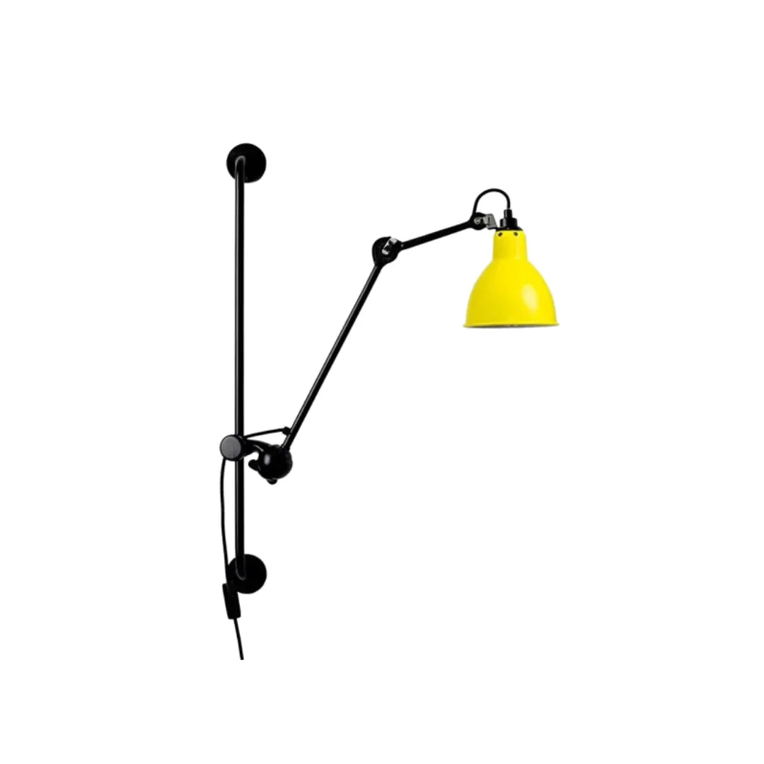 Arandela de parede em metal amarelo giratória com braço articulado e abajur cônico, fotografada em fundo branco — Arandela de parede metal americana giratória Mira — Tonzi