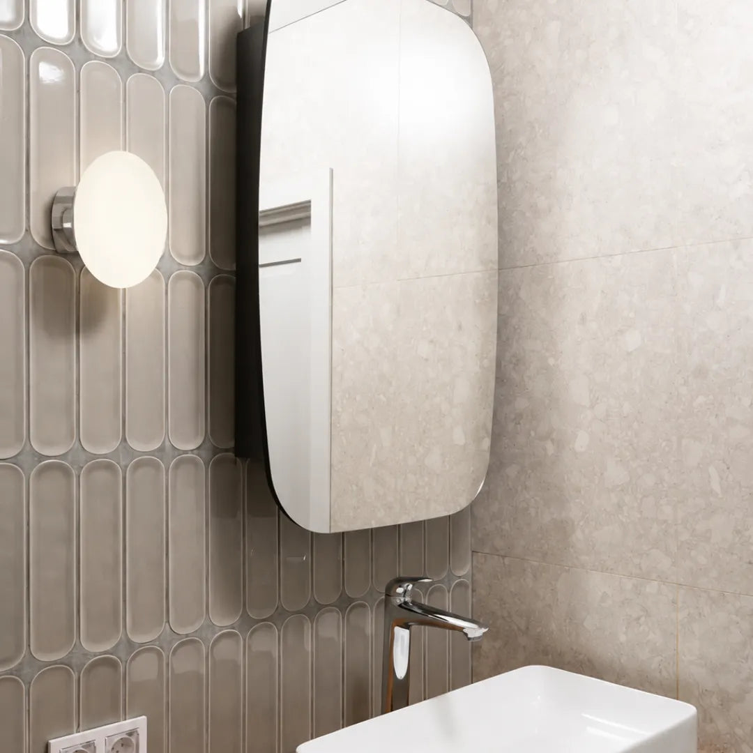 Detalhe do vidro oval da arandela em close evidenciando formato escultórico — Arandela Vidro Oval — Tonzi