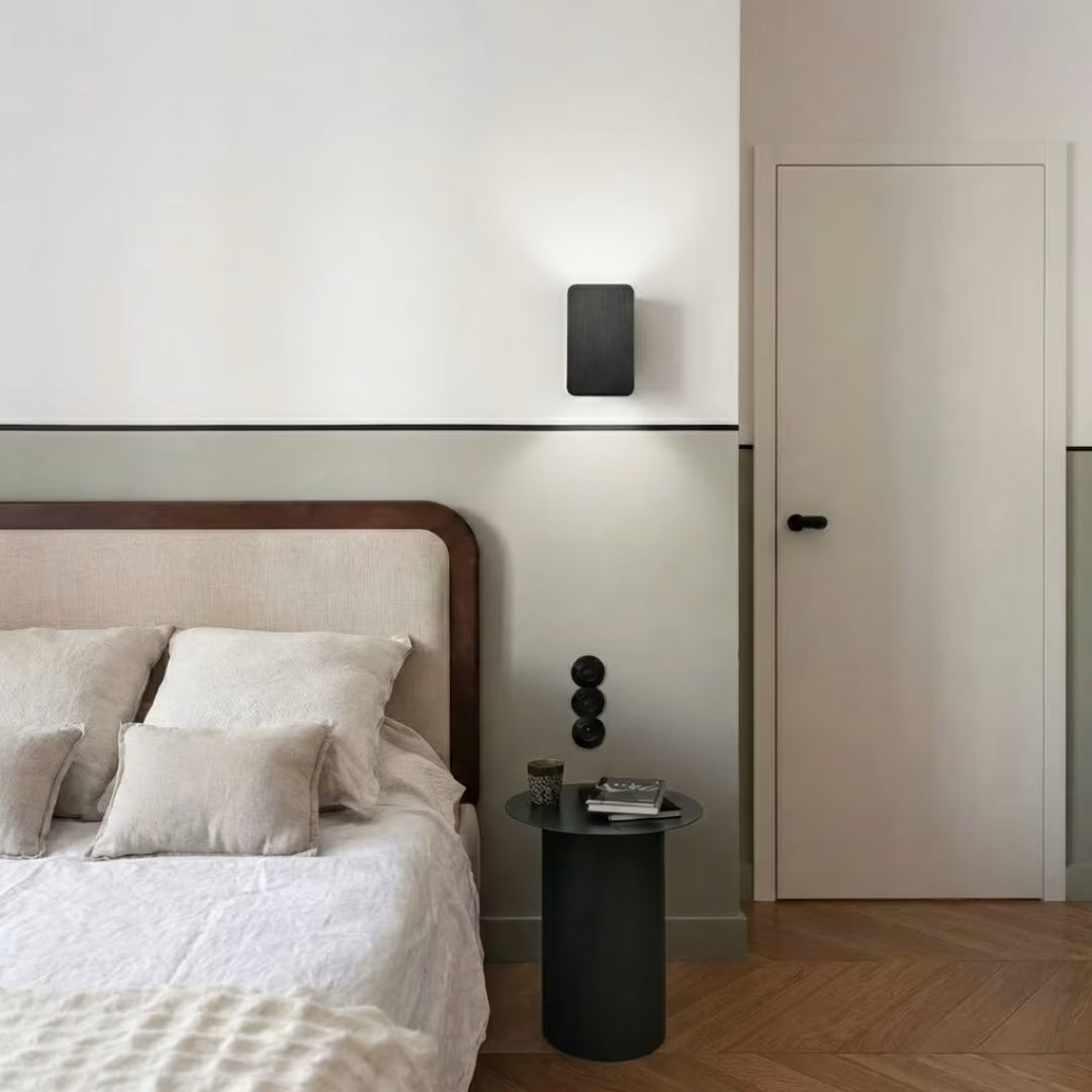 arandela de parede preto quarto com detalhes em verde claro