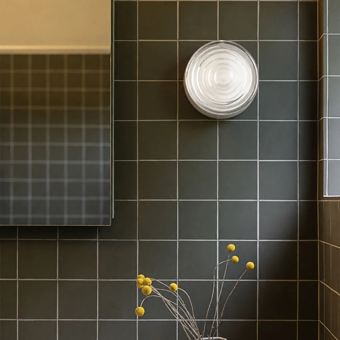 Arandela Sora na versão transparente em fundo branco com vidro cristalino — Arandela Sora Vidro — Tonzi
