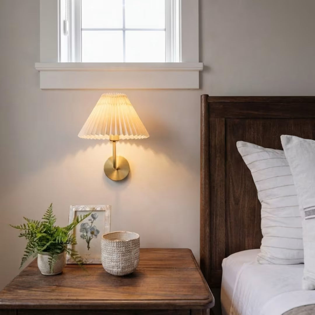 arandela de parede dourada para quarto em ambiente com janela e cabeceira