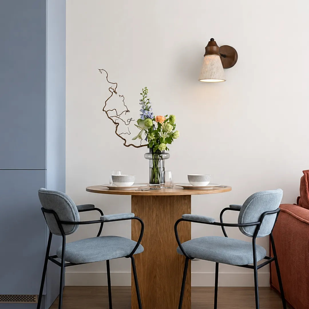 Arandela Ravello em sala de estar Contemporary Luxury com presença escultórica — Arandela Ravello Travertino — Tonzi